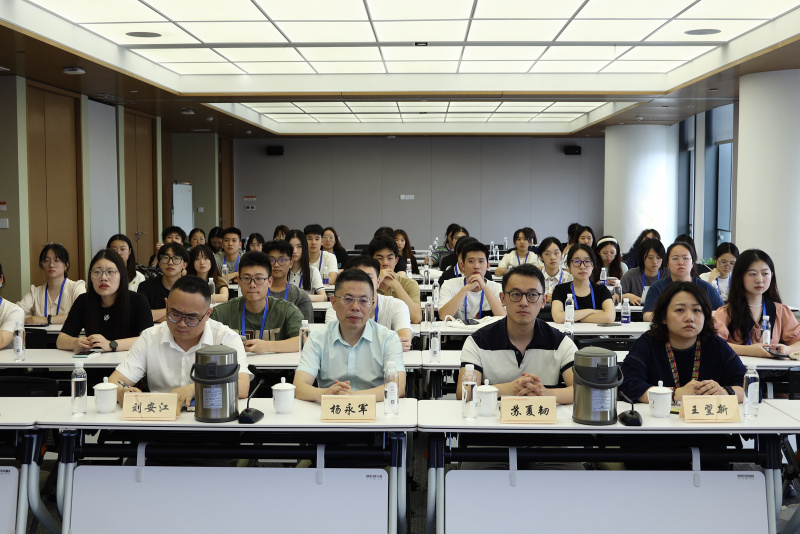 浙江大學(xué)經(jīng)濟學(xué)院、國際聯(lián)合商學(xué)院全國優(yōu)秀大學(xué)生夏令營到浙江東方參訪 劉安江（左一）楊永軍（左二）.jpg